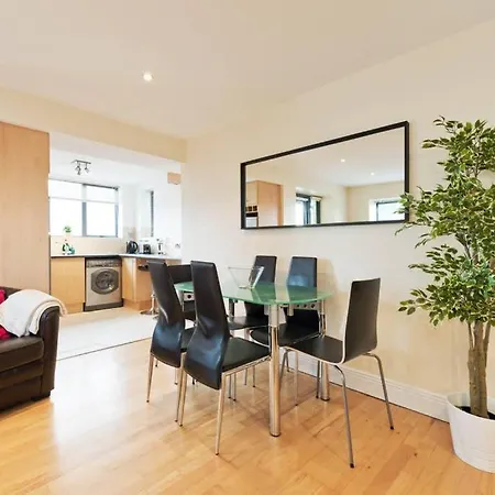 Spacious*bright*convenient*3bed Apt*to*oconnell St Apartment